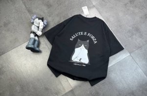 90潮牌Fila斐乐官网猫咪同款同步短袖！胸前Logo点缀胸前，简约又不失时尚感，一眼就狠狠拿捏住了！正肩版型对各种身材都很友好，穿起来整个人显得挺拔又精神，瞬