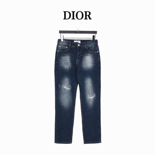 Dior 迪奥 口袋方块Logo牛仔长裤 今年为止做的最牛逼的牛仔裤，重度水洗工艺，暗藏玄机的细节非常多，这次主推的裤子无论是版型还是上身都太完美，不如去做20