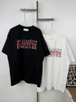 款号X48 Mm6 Supreme 联名 25Ss新款印花T恤短袖 此款前幅双Logo工艺采用了过胶印和拉浆的结合，看似简单的款式，实际在双重工艺的结合上，不是
