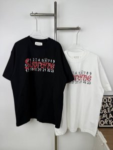 款号X48 Mm6 Supreme 联名 25Ss新款印花T恤短袖 此款前幅双Logo工艺采用了过胶印和拉浆的结合，看似简单的款式，实际在双重工艺的结合上，不是