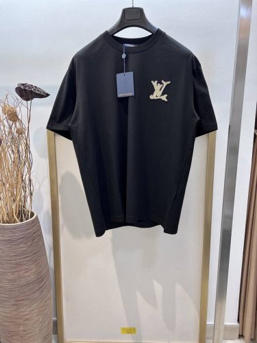 Size 46 48 50 52 黑白两色 男女同款 1975241356400071 1V路易家2025Fw 本款 T 恤取材舒软棉质针织，以略微廓形升级日常