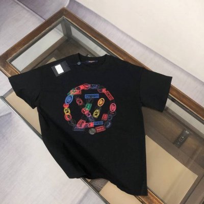 Louis Vuitton Lv 25Ss专柜同款圆领短袖T恤 ～情侣款～前后涂鸦印花Logo设计～定制棉质面料 ～厚板立体！衣服偏厚使整体高透气和柔软性的质感