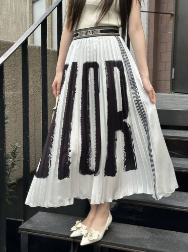 Burberry* 夏季新款压褶长半裙 高腰显瘦版型 搭配皮扣装饰 定制面料 时尚百搭款 做工精细 两色三码Sml