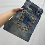 款号K135 Burberry -Bbr巴宝莉 致敬经典1856复古立体压花字母牛仔裤 1856限定版 外贸渠道货 定制面料 面料微弹 柔软舒适 版型极佳 挺阔