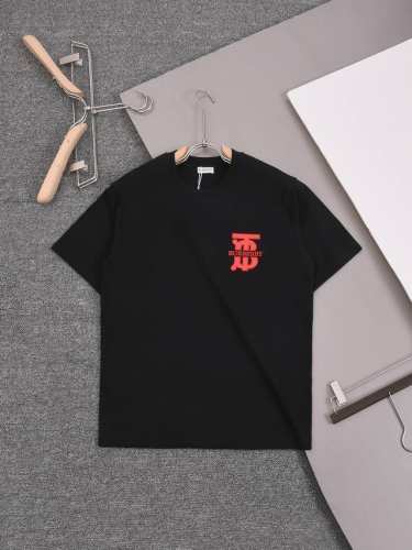 Xd–8772 Burberry 巴宝莉 新款金典Tb刺绣短袖， Oversize版型 高织手感细腻 辅料齐全 超级百搭好看的一款短袖 男女同款 颜色：白色 黑