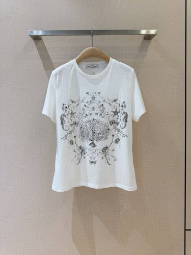 Dio*R 牟钉素描印花百搭T恤 印花圆领Tee,沿用昆虫海底海马牟钉印花图案 ，呈现做旧高级质感棉麻材质 ，跟足原版时尚休闲，随意搭配单品 码数:S，M，L，