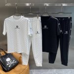 纪家 纪梵希套装 夏日奢华格调之选 t恤和长裤精致的品牌标志性图案 低调中尽显奢华 T恤胸前 Givenchy 字样搭配经典符号 以及肩部和裤腿侧边的品牌元素装