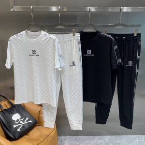 纪家 纪梵希套装 夏日奢华格调之选 t恤和长裤精致的品牌标志性图案 低调中尽显奢华 T恤胸前 Givenchy 字样搭配经典符号 以及肩部和裤腿侧边的品牌元素装