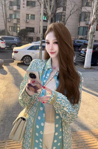 new World 上新 范思哲古早感衬衫 古典气质 上身亲肤舒适 面料质地很清凉柔软 悬垂度很好 质感抗皱 各种场合都合适穿 常规宽松版型 男女同款可穿 尺码