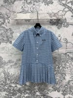 Miu 25早春新款 蓝格纹系列 翻领衬衫+polo领短袖连衣裙 +半身裙 蓝色格纹格自带复古感调调 翻领拼接百褶裙摆 一系列搭配上身显瘦又少女感十足 复古经典