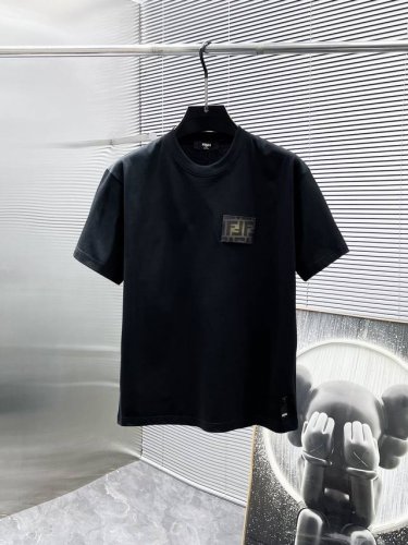 芬迪 Fendi 2025Ss新款 半袖 体恤 短袖 圆领T恤，高端版本！专柜定制面料 透气舒适度高，细节无可挑剔，品牌元素设计理念，体现高品质。手感细腻柔软！