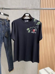 罗意*Loewe 25Ss春夏新款首发专柜最新款短袖圆领T恤 高端订制 手绘工艺 设计前卫时尚 品牌Logo重工艺设计 高端定制240克面料.手感柔软.穿着舒适
