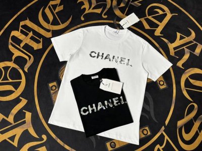 Chanel Logo精致升级，灵感源自八十年代复古 原版面料 官方同款 短袖T恤 定制面料 同缸染面料 手感非常舒服 春夏最新砖柜同步 时尚又个性 超级百搭
