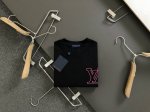 L牌*微宽版型M-Xxxl 25春夏顶级刺绣前后幅对应经典短袖 精致工艺专柜面料 顶级元素融合打造 经典短袖3标齐全 潮男时尚 无论是上身舒适度还是都是无可比拟