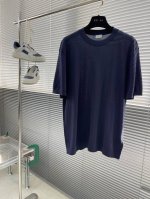Brioni 布里奥尼 臻品定制系列男士圆领短袖T恤，展现了定制服装的精致与品味。这款不仅触感柔软舒适，还具有良好的透气性和吸湿性，确保穿着者在任何场合都能保持