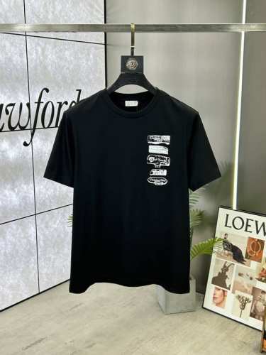 p180 Dior (迪奥)，25Ss春夏新品圆领T袖，正面胸前饰有品牌字母Logo印花工艺，官网同步，周杰伦同款爱T，经典休闲单品更显精致，极简风格设计，不束