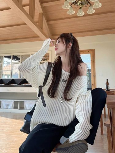 100 家人们！Miu Miu 春季杀疯了！这件纸片人坑条针织衫直接封神 专柜断货王，显瘦 + 高级感直接拉满！ 三大必入理由 纸片人魔法：3D 坑条编织 +