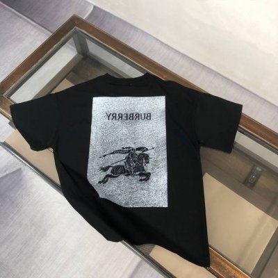Bur*Berry 巴宝莉 2025Ss早春新款百搭短袖T恤男女同款！！后背精致3D王牌战马印花工艺，简单又高级～厚板立体！特供面料！加上紧密纺纱工艺又使面料光