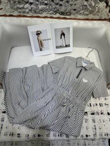 prada* 25Ss新款连衣裙 条纹拼色 收腰设计 经典三角标 高品质 单色三码Sml