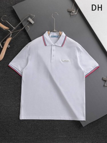 prada 普拉达 三角标 高版本 微宽版型S-Xl prada 25Ss春夏新品专柜款 超薄爆款 胸口字母红色胶条polo衫短袖T恤 休闲短袖 这款T恤融运动