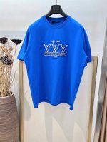 p190 size Smlxl天蓝/深藏蓝两色 男女同款 1V路易家2025Fw 烫钻徽章刺绣重磅纯棉 半袖T恤 /后背新款品牌Logo棉质半袖T恤 本款棉质T