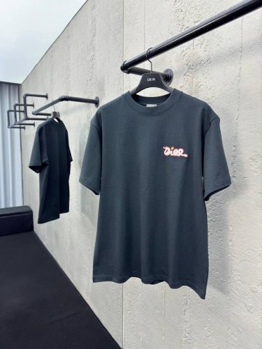 Dior 蛇形刺绣短袖 工艺说明：采用21S双纱全棉平纹布，克重320G，配套21双纱精棉1*1横版机织造螺纹，购入Y版打Ab色分析染料配比，订染大货面料螺纹颜