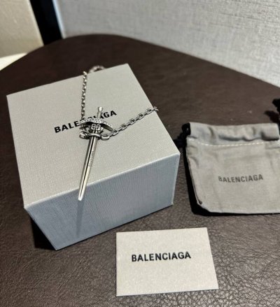 balenciaga巴黎世家宝剑项链 顶级版本 520好礼 原版做旧质感 宝剑顶部一颗小钻石 细节绝对完美！顶级玩家必入！王炸项链 太酷炫的造型了！一年四季都能