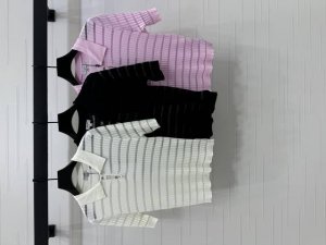 上新原单高端品质 Chane* 2025春夏最新系列 翻领拼接针织短袖 定制丝毛纱线织造 质感高级舒适 翻领针织短袖剪裁 精致双C字母徽标纽扣 彰显品牌个性 凸