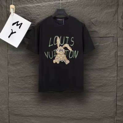 110 款号：A107 Lv路易威登 2025最新款情侣款品牌Logo印花图案圆领短袖 情侣T恤～～ 春夏新品 高品质 时尚百搭潮款 定制进口面料 ！穿着舒适