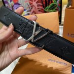 新品 ～ 经典亮扣来袭 Lv全套包装礼盒～Lv经典压花皮带，Logo银色字母扣头，大气且耐看，融合标志性Lv设计 真皮内里！闪亮镀钯电镀，超高性价比，进口材质，