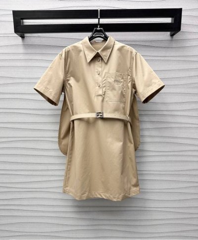 fend*2025新品上架 翻领腰带连衣裙 定制Yb进口斜纹全棉材质 舒适透气有型 沿用半开襟纽扣调节设计 增添造型层次感 直筒版型遮肉显瘦 胸前口袋装饰刺绣字