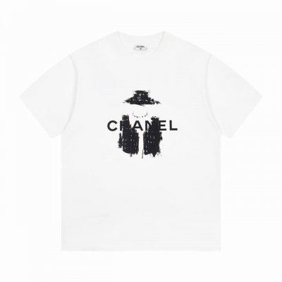 上新 款号:G948 chanel香奈儿新款字母涂鸦印花休闲圆领短袖T恤 小红书热门爆款 明星网红同款穿搭 1面料采用26支270克纯棉双纱面料 柔软亲肤 透气
