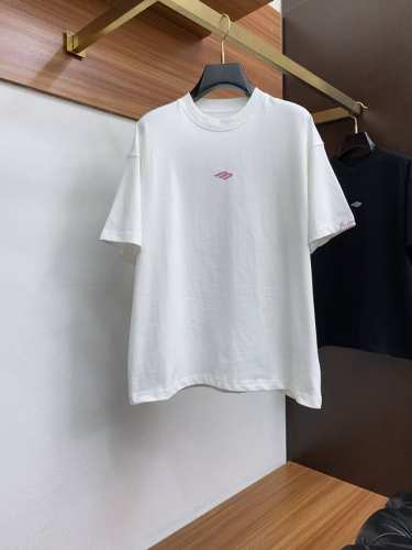 巴黎世家 Xs-L 阔版 2025春夏Aw新品，时尚休闲圆领短袖T恤，专柜同步有售，原单狠货，进口原版面料，工艺极度复杂，视觉相当雅致时髦，高贵而优雅，从主体面