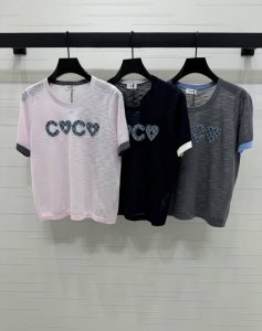 上新原单高端品质 Celine 2025春夏最新系列 烫钻徽标针织短袖 定制天丝纱线织造 细腻肌理 舒适透气 圆领针织短袖裁剪 通体整体呈现微透效果 居中烫钻点