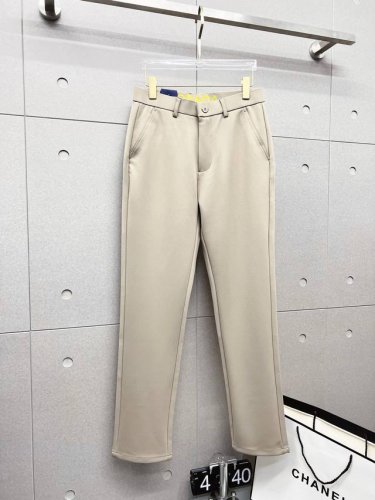 prada 普拉达 新款来袭2025春夏新款新品 专柜有售 实体店极品休闲裤专柜原版1:1好货，适合各个年龄段。市场最高版本的欧洲进口面料。舒适柔软亲肤，上身效