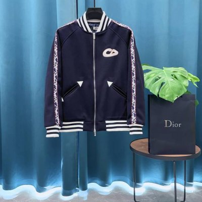 Dior迪奥 Cd走秀款蛇年限定棒球服外套夹克 订购原版开模 历时一个月终于出货了，简直太爱了 上身真的超级帅。随意翻翻街拍 就能发现明星们都把它当作收藏级的外