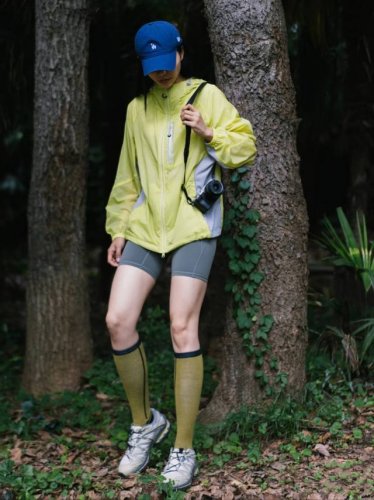 露露乐蒙Lululemon 被追问无数次！Lululemon 这件防晒衣神了 宝子们，夏日户外激战阳光，Lululemon 的 Upf + 防晒服来救场，轻便连