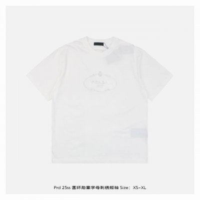 prada 普拉达 25Ss 圆环勋章字母刺绣短袖 面料采用230克重精梳棉，定制32支1*1螺纹，成衣两遍水洗处理，面料舒适亲肤无异感，定制定染面料，纺织密度
