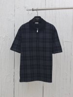 burberr* 巴宝莉 格纹弹力棉质混纺Polo领短袖 选用三重黄金比例棉质混纺面料制成，棉纤维具有天然亲肤、柔软、吸水性强等特点。其结构特性保留了面料的透气