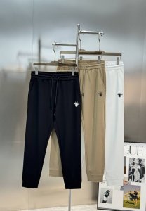 Dio*R 迪奥25S新款休闲裤.侧身兜位品牌图形.3D精致图形高温烫画.后兜位立体字母前后呼应.非常好看的基础款系列 采用高定锦棉面料 具有防皱耐磨特性和透气