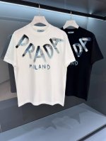 新品 涂鸦字母 2025夏季新品Pr*Da 男士圆领印花字母Logo 短袖T恤 。Os设计裁剪,兼具个性时尚范儿,与生俱来的不平凡.单穿内搭皆适宜 极简休闲的经