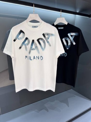 新品 涂鸦字母 2025夏季新品Pr*Da 男士圆领印花字母Logo 短袖T恤 。Os设计裁剪,兼具个性时尚范儿,与生俱来的不平凡.单穿内搭皆适宜 极简休闲的经