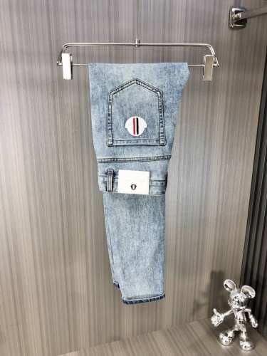 moncler 蒙口 2025春夏最新推出男士牛仔裤新品！重工水洗牛仔面料，定制面料和一般牛仔布料比起来，更加柔软舒适！超重工洗水工艺 双工艺洗水 整条裤子，手