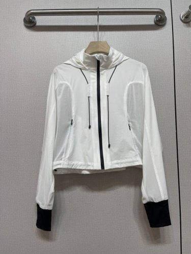 香奈儿防晒衣，休闲风衣外套两侧拼网纱设计，舒适透气！码数：S M L Xl！