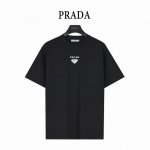 prada 普拉达 25Ss 领口金属三角徽标及字母印花短袖T恤 基础款我们最在意的就是面料和版型 p家经典修身版型 特殊立裁工艺 上身线条流畅 不管偏胖或是胖