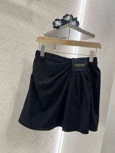 17405# loew*2025新品 皮标褶皱时髦半裙 定制Yb进口西服材质 质感细腻 透气舒适 高街感黑棕两色 单侧捏褶形成斜分走向 以品牌皮标点缀腰间 设计