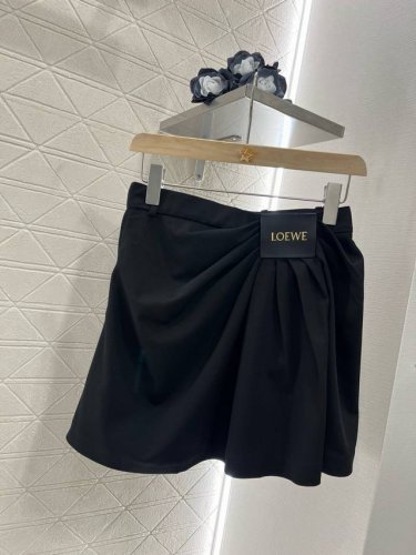 17405# loew*2025新品 皮标褶皱时髦半裙 定制Yb进口西服材质 质感细腻 透气舒适 高街感黑棕两色 单侧捏褶形成斜分走向 以品牌皮标点缀腰间 设计