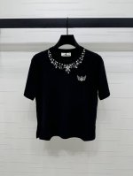 上新原单高端品质 Vivienewestwoo* 2025春夏最新系列！水钻圆领针织短袖！定制丝毛纱线织造 质感高级 舒适柔软 圆领针织短袖剪裁 领口环绕珍珠水
