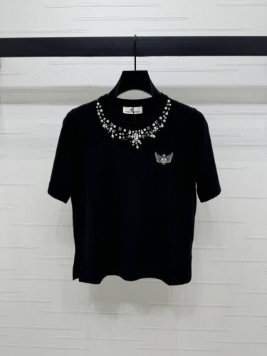 上新原单高端品质 Vivienewestwoo* 2025春夏最新系列！水钻圆领针织短袖！定制丝毛纱线织造 质感高级 舒适柔软 圆领针织短袖剪裁 领口环绕珍珠水