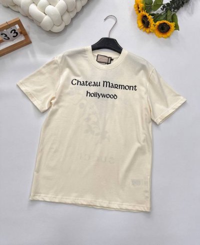 gucci 马尔蒙庄园 字母标语花卉T恤 绝迹款再度翻单归来！最最经典的米胚色高支数全棉面料，柔软亲肤！印花工艺采用的是两种印花方式，细节不怕放大前片印花为水浆